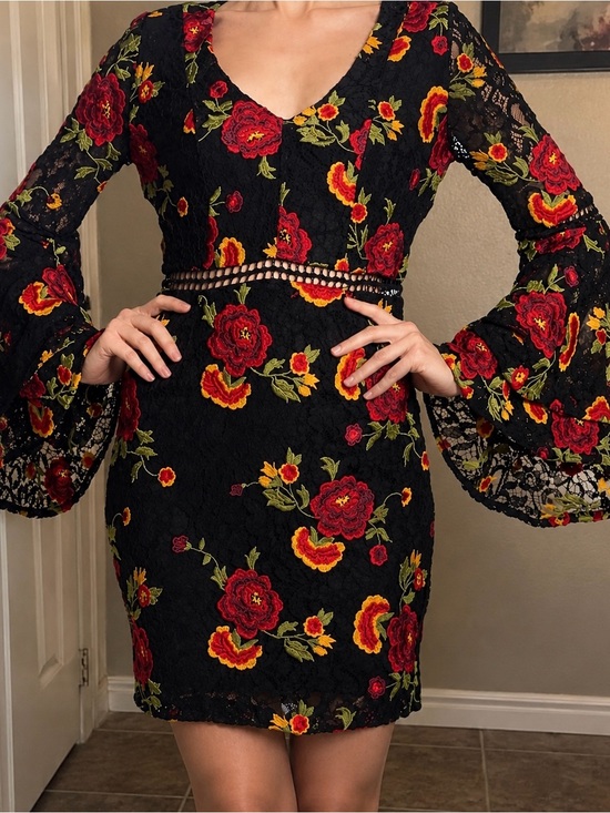 Alexia Admor Dresses & Skirts - NWT Alexia Admor Black Lace Embroidered Floral Bell Sleeve Dress Size 10